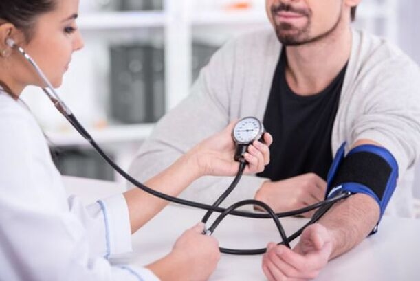 Le médecin mesure la tension artérielle dans l'hypertension artérielle